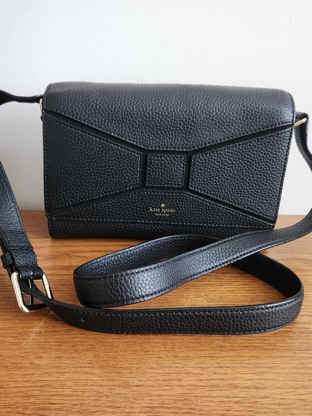 KATE SPADE NEW YORK BLACK PEBBLED  LEATHER BRIDGE PLACE BETSL CROSSBODY BAG.